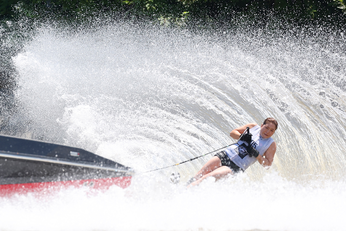 Seorang atlet terlihat sedang berkompetisi dalam Kejuaraan Nasional Ski Air dan Olahraga Wake ke-38 di Danau Uiamho, Chuncheon, Provinsi Gangwon pada tanggal 21 Juli 2025. (Lee Jeong Woo)