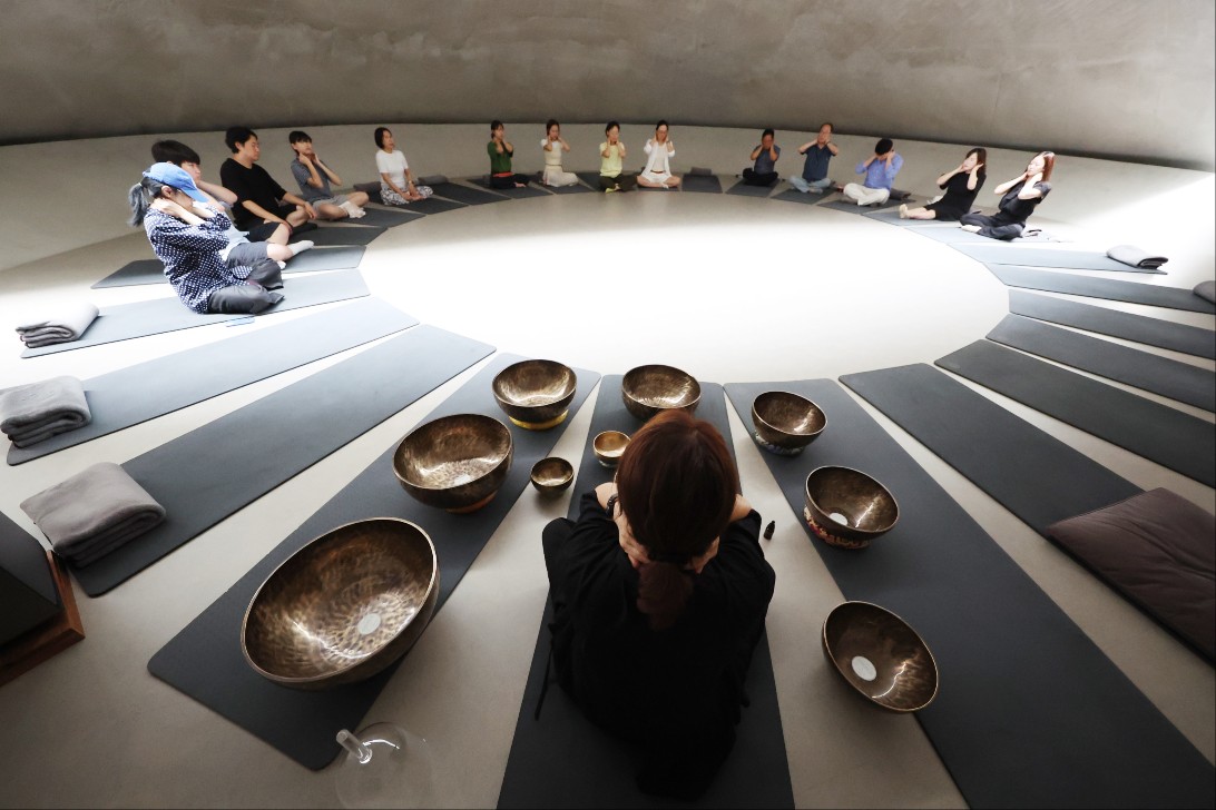Para peserta Gangwon Wellness Festa terlihat sedang bermeditasi pada tanggal 22 Juli 2025 di Museum San, Wonju, Provinsi Gangwon. Acara ini berlangsung hingga tanggal 15 Agustus 2025 untuk memperingati Tahun Kunjungan Gangwon 2025–26. Program-program relaksasi yang ditawarkan antara lain pengalaman hutan, yoga, dan meditasi di kota Wonju dan Donghae serta di Yeongwol-gun, Pyeongchang-gun, dan Jeongseon-gun. (Lee Jeong Woo)