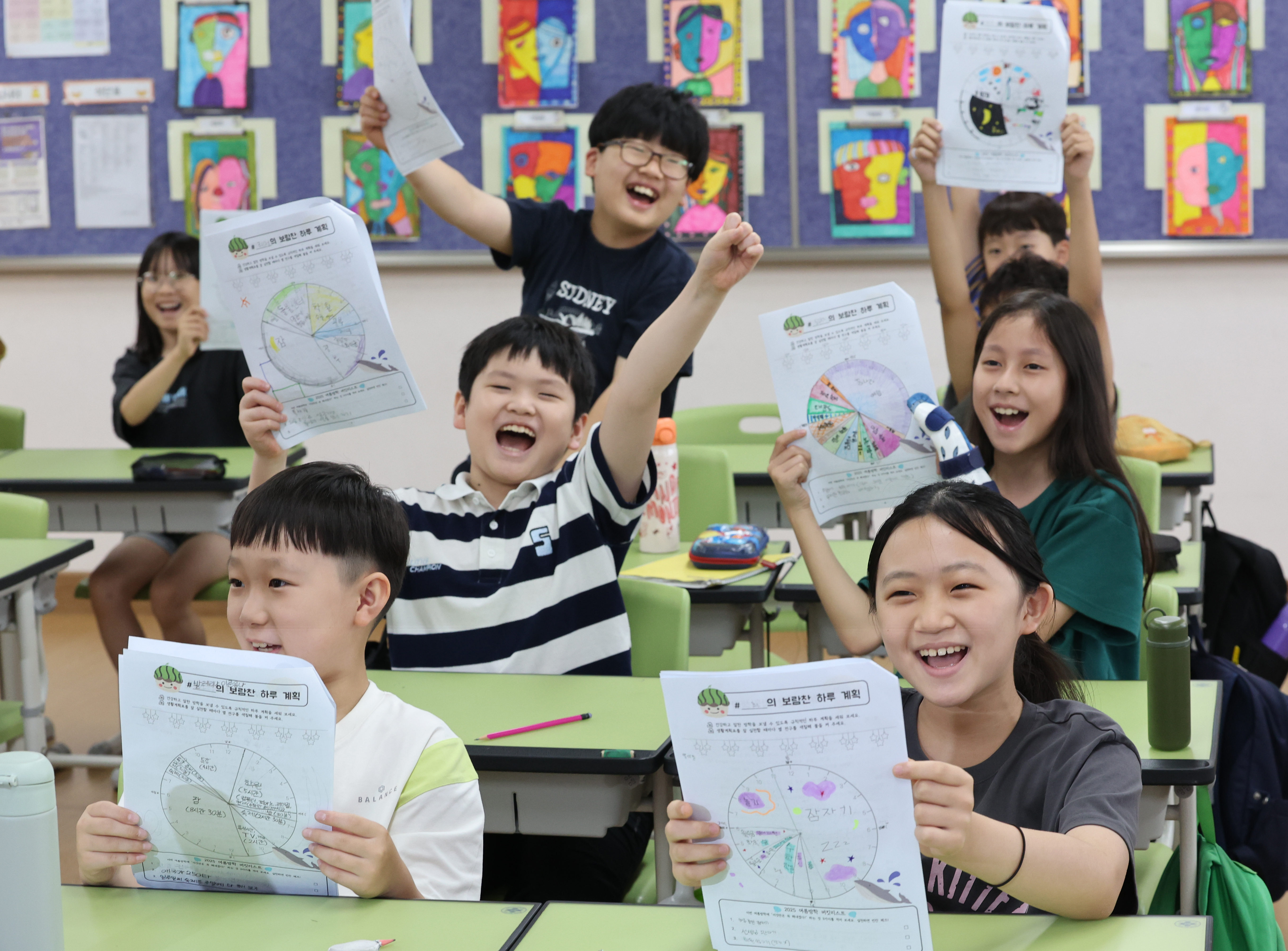 Para siswa kelas 4 SD Samil Seoul menunjukkan rencana mereka dalam satu hari menjelang libur musim panas pada tanggal 23 Juli 2025. (Yonhap News)
