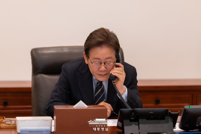 Presiden Lee Jae Myung melakukan panggilan telepon perdana dengan Perdana Menteri Singapura, Lawrence Wong, pada tanggal 30 Juni 2025. (Kantor Kepresidenan Republik Korea)