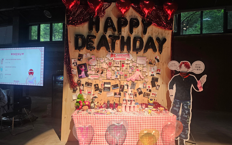 Pengaturan meja tempat penggemar menempelkan ucapan, Happy Death Day, untuk Gapcheol. 