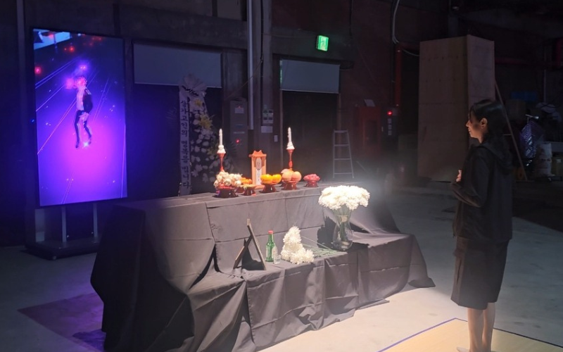 Penulis berdiri di depan altar pemakaman Jang Gapcheol. 