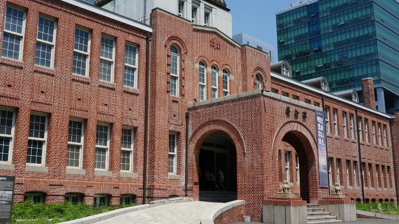 Museum Seokdang berada di dalam kawasan Universitas Dong-A Kota Busan. 