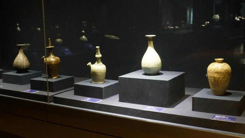 Beragam jenis tembikar dari masa ke masa sejak zaman Goryeo dipamerkan di Museum Seokdang Universitas Dong-A. 