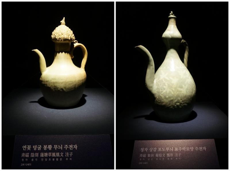 Keramik cerek dengan motif teratai, arabes, dan burung foniks dari Goryeo abad ke-12 (kiri), dan keramik cerek berbentuk labu dengan motif anggur dari Goryeo abad ke-13 (kanan). 