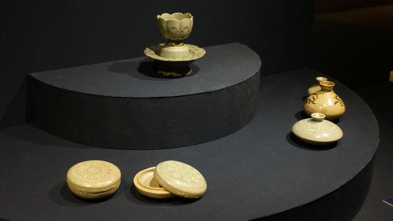 Keramik cangkir dan tatakan dengan motif kelopak krisan dari Goryeo abad ke-13. 