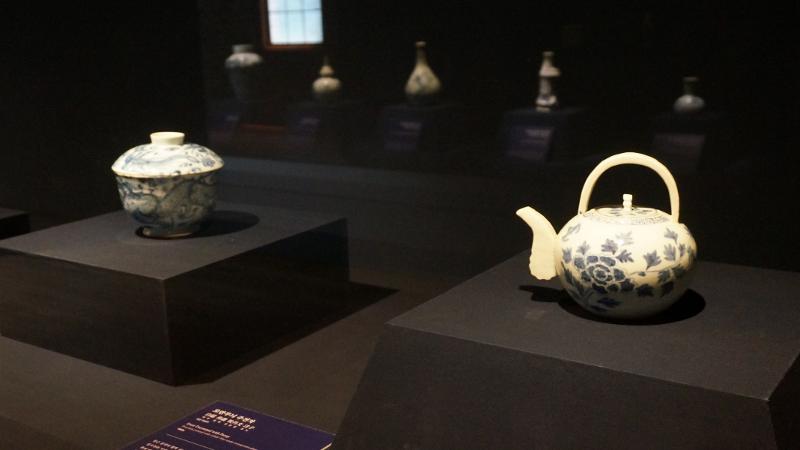 Porselen putih dengan lukisan bunga peoni berwarna biru kobalt dari Dinasti Joseon abad ke-18 yang sangat populer sebagai ciri khas akhir periode Joseon.  