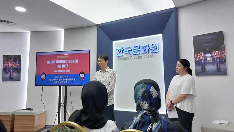 Direktur KCCI, Kim Yong Woon, menyampaikan kata sambutan pada acara Penutupan Kelas Bahasa Korea KSI KCCI Sesi 1 Tahun 2025 yang diadakan di Korean Cultural Center Indonesia pada hari Kamis, 26 Juni 2025. 