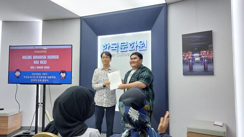 Potret Muhammad Fernanda Zul Adli, siswa KSI KCCI Kelas 4B dengan nilai tertinggi menerima penghargaan langsung dari Direktur KCCI pada hari Kamis, 26 Juni 2025. 