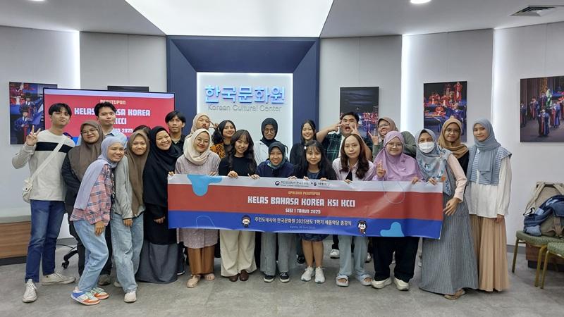 Perwakilan siswa kelas Bahasa Korea KSI KCCI Sesi 1 Tahun 2025 berfoto bersama di penghujung acara Penutupan Kelas Bahasa Korea KSI KCCI Sesi 1 Tahun 2025 yang diadakan di Korean Cultural Center Indonesia pada hari Kamis, 26 Juni 2025.  