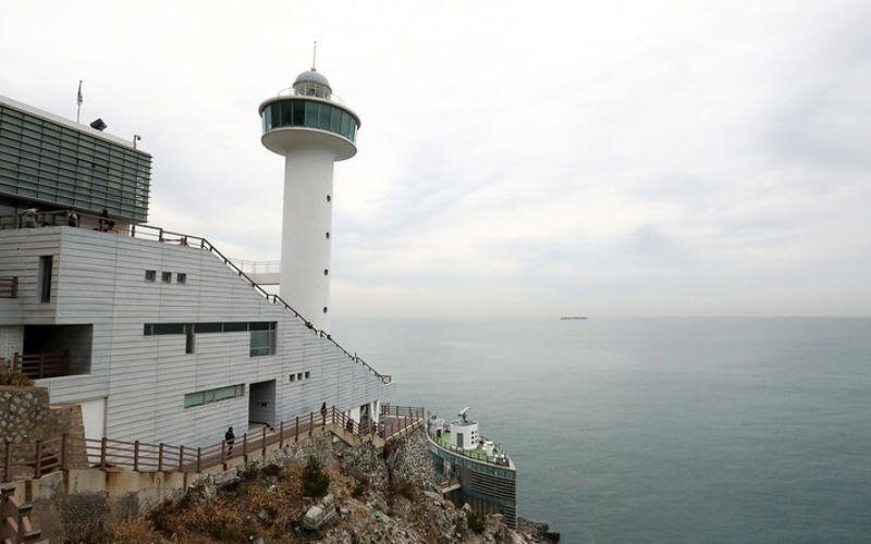 Mercusuar Yeongdo yang terletak di kawasan Taejongdae telah beroperasi sejak tahun 1906 dan menjadi bagian penting dalam jalur pelayaran Selat Korea. (Korea.net DB) 