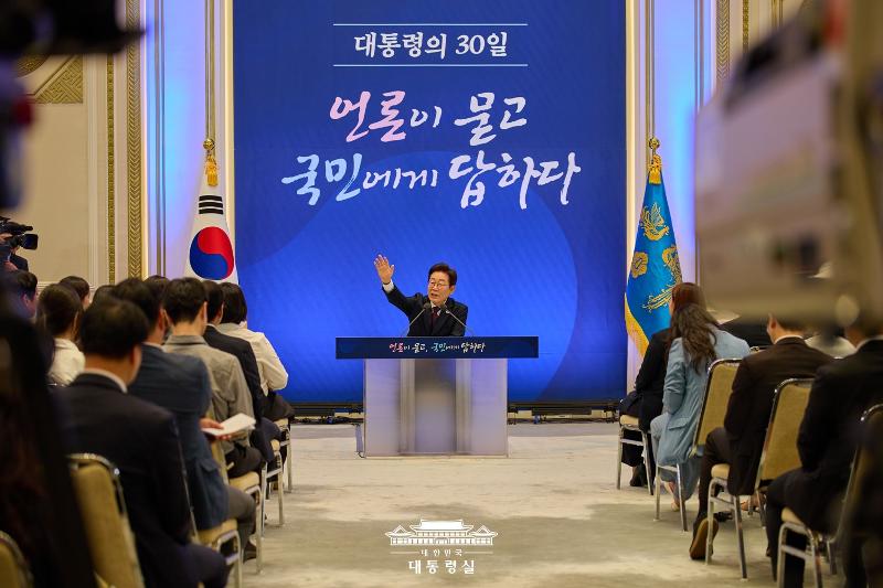 Presiden Lee Jae Myung pada tanggal 3 Juli 2025 menjawab pertanyaan dari para jurnalis dalam konferensi pers resmi pertamanya bertajuk 30 Hari Presiden: Media Bertanya, Presiden Menjawab untuk Rakyat yang digelar di Yeongbingwan, Cheong Wa Dae, Jongno-gu, Seoul. (Kantor Kepresidenan Republik Korea)