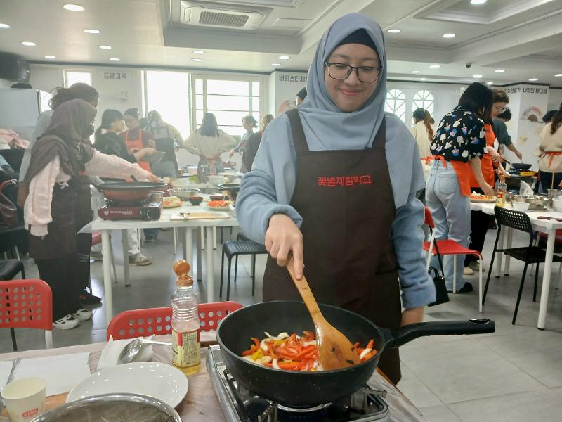 Penulis sempat mengikuti kelas memasak masakan khas Korea, yaitu jabce. 