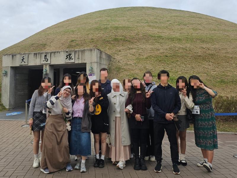Penulis berfoto bersama teman sekelas saat mengunjungi Kota Gyeongju dalam darmawisata yang digelar pada musim gugur tahun 2024. 