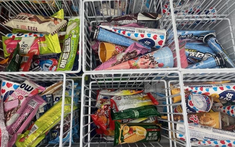 Es krim Korea semakin populer di luar Korea sehingga nilai ekspor pada paruh pertama tahun ini mencatat rekor tertinggi sepanjang sejarah. Foto di atas menunjukkan berbagai produk es krim yang dipajang di sebuah minimarket, Jung-gu, Seoul.