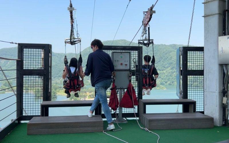 Pengalaman mendebarkan menaiki zip line ke Pulau Jara memberikan sensasi meluncur di udara sejauh 650 meter. Pengalaman ini menjadi pilihan seru bagi wisatawan yang ingin memulai kunjungan ke Nami dengan cara yang tidak biasa. 
