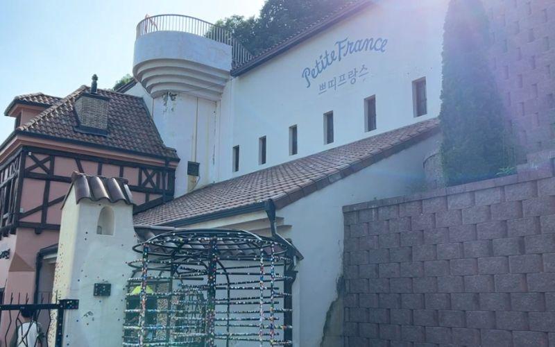 Petite France menghadirkan suasana desa Eropa di Korea yang penuh warna dan arsitektur bergaya Prancis sehingga menjadi destinasi foto menarik sekaligus tempat eksplorasi budaya dalam satu kawasan bertema. 