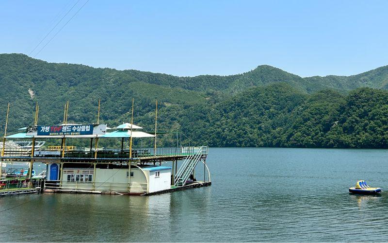 Pemandangan alam di Gapyeong yang dipenuhi bukit, sungai, dan danau memberikan latar sempurna bagi berbagai aktivitas air seru yang menjadi daya tarik utama di musim panas.  