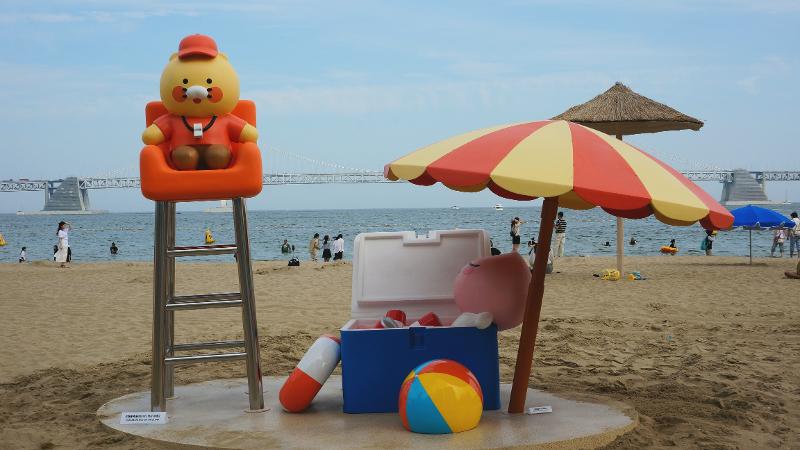Zona karakter Kakao Friends bertema Friends Tour in Gwangalli menghiasi Pantai Gwangalli di Busan melalui kolaborasi antara Organisasi Pariwisata Busan dengan Kantor Pemerintah Suyeong-gu, Busan. 