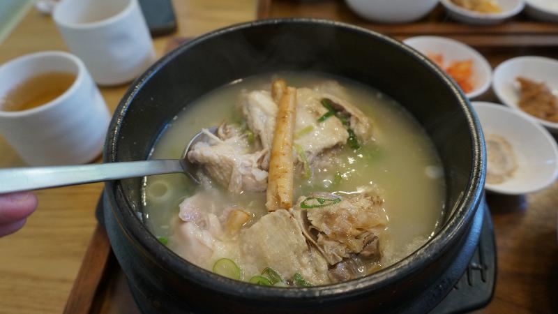 Samyetang adalah sup ayam ginseng yang tidak hanya lezat, tetapi juga menyehatkan. 