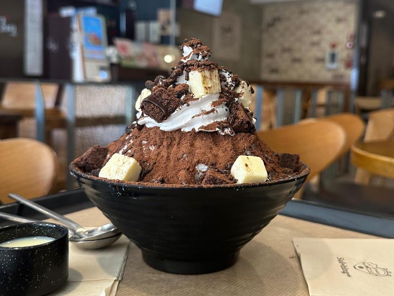 Biasanya pada musim panas, kedai bingsu juga menawarkan varian buah-buahan musim panas, seperti semangka dan melon. Namun, bingsu coklat menjadi varian favorit penulis. 