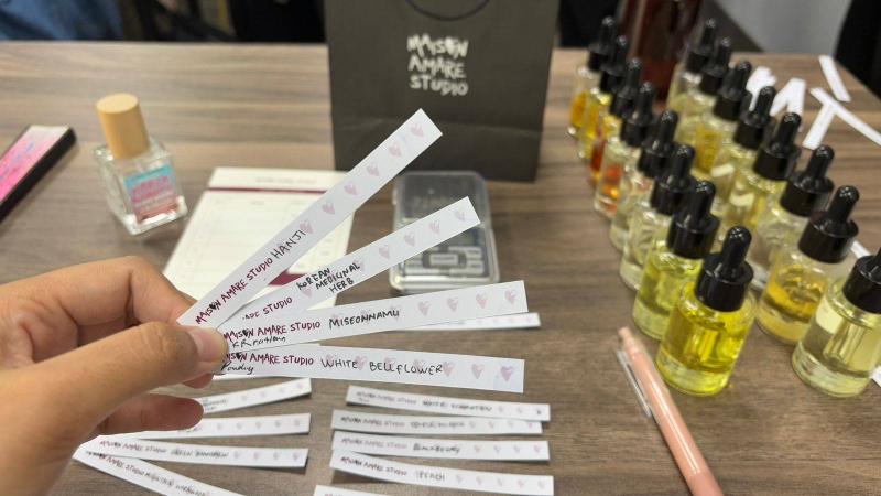 Proses pemilihan aroma untuk membuat racikan parfum. 