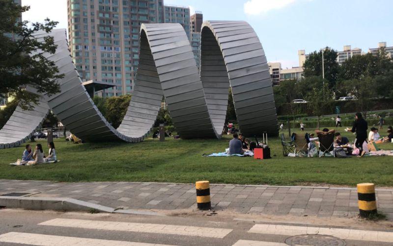 Di Taman Hangang Ichon, instalasi seni Scroll-Flowing Stories setinggi 8 meter menjadi daya tarik utama bagi para pengunjung yang kerap berpiknik di sekitarnya dengan paviliun gulungan sepanjang 90 meter yang mengabadikan lanskap ikonik sepanjang Sungai Hangang.  