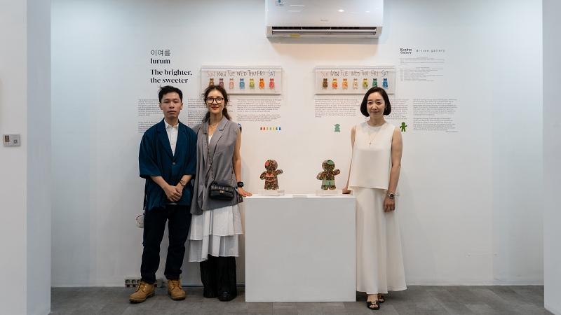 Potret Denny Yustana, direktur Kendys Gallery (kiri), Iurum (tengah), dan Usun, direktur B-Tree Gallery (kanan) saat pembukaan pameran tunggal The brighter, the sweeter di Jakarta pada hari Sabtu (28/06/2025). (Kendys Gallery) 