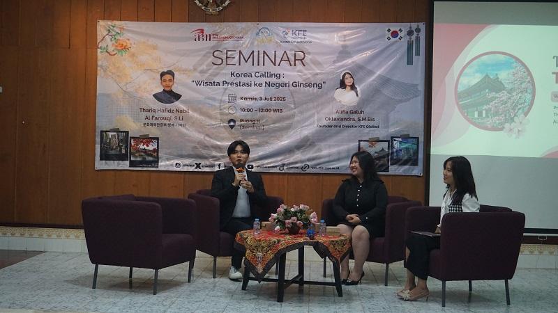 Thariq Hafidz Nabil Al Farouqi dan Alivia Galuh Oktaviandra membawakan seminar bertajuk Wisata Prestasi di Negeri Ginseng pada tanggal 3 Juli 2025 di STIE Malangkucecwara Malang. 