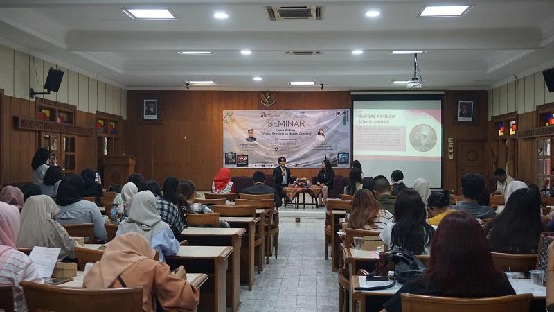 Mahasiswa terlihat memenuhi ruangan dalam seminar bertajuk Wisata Prestasi di Negeri Ginseng pada tanggal 3 Juli 2025 di STIE Malangkucecwara Malang. 