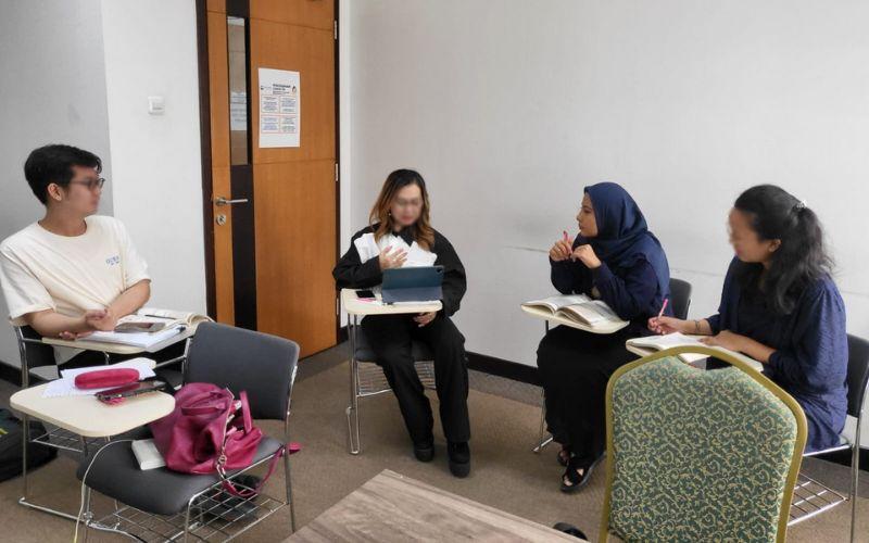 King Sejong Institute (KSI) menjadi pilihan utama untuk belajar bahasa Korea karena menawarkan kelas terstruktur serta pengalaman budaya yang terpadu baik secara daring maupun luring di berbagai kota di Indonesia. 