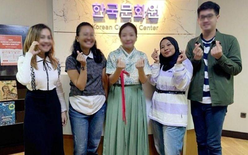 Saat perayaan Chuseok di kelas KSI KCCI, pengajar mengenakan hanbok dan membagikan songpyeon kepada peserta sehingga menunjukkan bahwa pengalaman budaya langsung dapat memperkaya pemahaman bahasa Korea. 