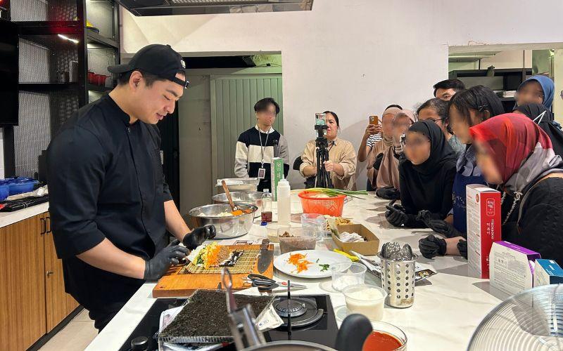 Melalui kegiatan luar kelas, peserta KSI dapat merasakan pengalaman langsung menyiapkan makanan Korea bersama koki profesional sambil mengenal bahan, teknik, dan cerita di balik hidangan tersebut.  