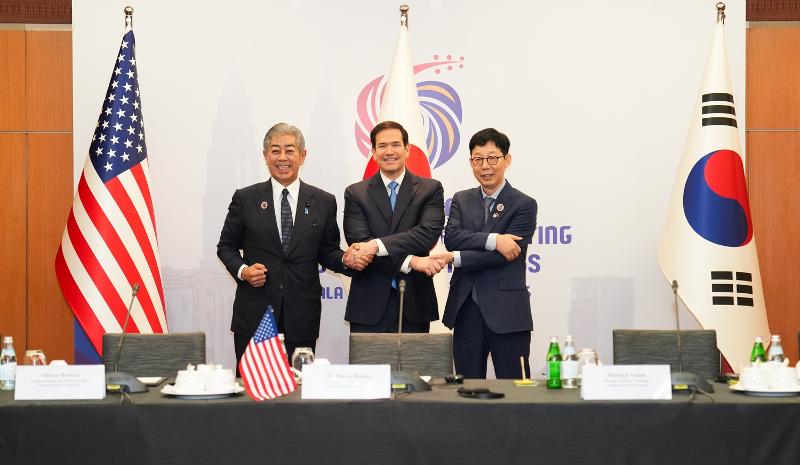 Wakil Menteri Luar Negeri, Park Yoonjoo (kanan) berfoto bersama Sekretaris Luar Negeri Amerika Serikat, Marco Rubio (tengah), dan Menteri Luar Negeri Jepang, Iwaya Takeshi, pada Pertemuan Menteri Luar Negeri Korea, AS, dan Jepang yang digelar pada tanggal 11 Juli 2025 di Kuala Lumpur Convention Center, Malaysia. (Kementerian Luar Negeri)  