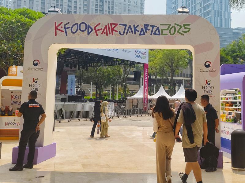 Suasana gerbang masuk ke acara K-Food Fair Jakarta 2025 pada tanggal 12 Juli 2025 sesaat setelah acara resmi dimulai. 