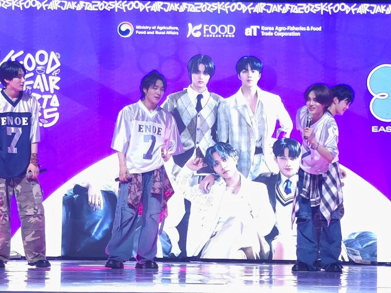 Grup idola K-pop, EASTSHINE, mengisi panggung spesial K-Food Fair Jakarta 2025 pada tanggal 12 Juli 2025.  