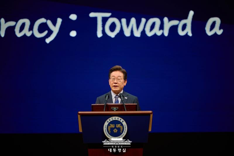 Presiden Lee Jae Myung telah mengirimkan surat undangan kepada negara-negara anggota APEC untuk menghadiri KTT yang akan digelar bulan Oktober 2025 di Kota Gyeongju. Foto di atas menunjukkan Presiden Lee yang sedang memberikan pidato pada upacara pembukaan Kongres Dunia 2025 (IPSA) yang digelar pada tanggal 13 Juli 2025 di COEX, Gangnam-gu, Seoul. (Kantor Kepresidenan Republik Korea) 