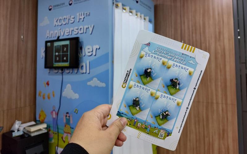 Setiap pengunjung dapat berfoto menggunakan kotak foto yang tersedia secara gratis selama acara perayaan ulang tahun KCCI berlangsung. (Maulia Resta Mardaningtias) 