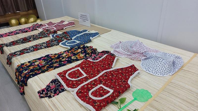 Tampilan pakaian ala musim panas khas ibu-ibu Korea dengan motif cerah dan aksesori menarik yang siap untuk dicoba pengunjung. (Maulia Resta Mardaningtias) 