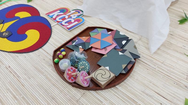Beberapa permainan tradisional Korea yang tersaji dalam pameran, mulai dari paengichigi hingga gongginori, yang dapat dimainkan oleh pengunjung pameran. (Maulia Resta Mardaningtias) 
