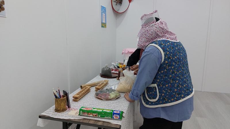 Potret pengunjung membuat dasik, camilan tradisional Korea berbahan tepung dan madu, sebagai bagian dari pengalaman budaya yang ditawarkan dalam pameran. 