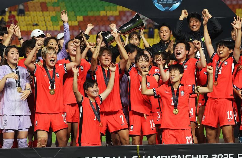Pada pertandingan terakhir kategori wanita E-1 Championship Federasi Sepak Bola Asia Timur (EAFF) 2025 (Piala Asia Timur) yang digelar pada tanggal 16 Juli 2025 di Stadion Piala Dunia Suwon, Korea memastikan gelar juara setelah meraih kemenangan 2-0 atas Taiwan. Seusai pertandingan, para pemain mengangkat trofi sambil merayakan kemenangan dengan penuh sukacita. (Yonhap News)