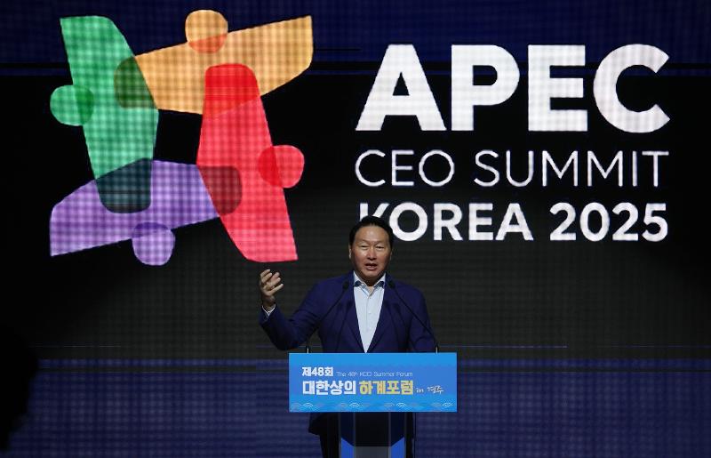 Ketua Kamar Dagang dan Industri Korea Chey Tae-won terlihat sedang berpidato di Forum Musim Panas Kamar Dagang dan Industri Korea ke-48. Forum tersebut digelar pada tanggal 16 Juli 2025 di Hotel Lahan Select Gyeongju, Provinsi Gyeongsangbuk. (Kamar Dagang dan Industri Korea)