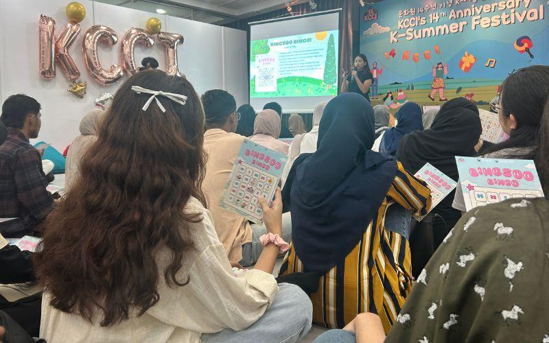 Peserta dengan antusias mengikuti permainan Bingsoo Bingo di acara K-Summer Delight yang diadakan KCCI. 