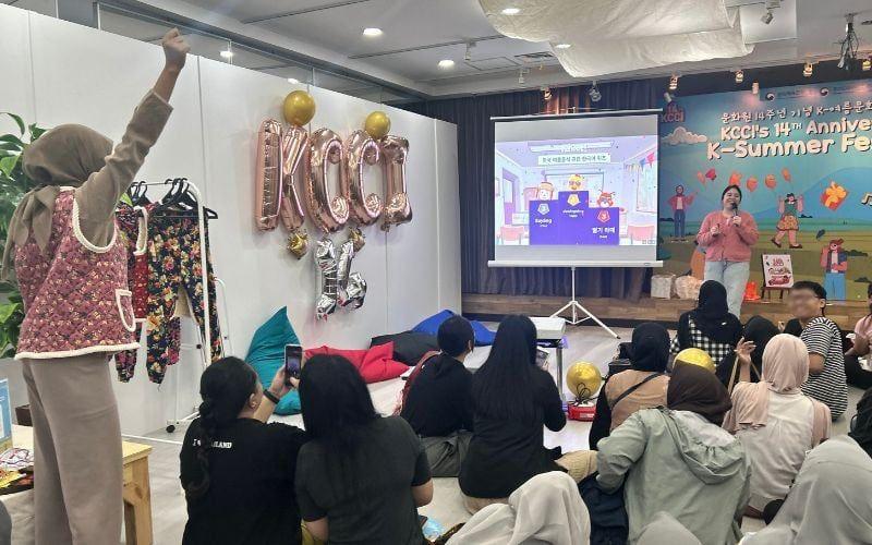 Permainan tebak kata dalam bahasa Korea dengan sistem Kahoot diikuti puluhan peserta yang berlomba menjawab pertanyaan seputar kosa kata makanan musim panas Korea secara tepat. 
