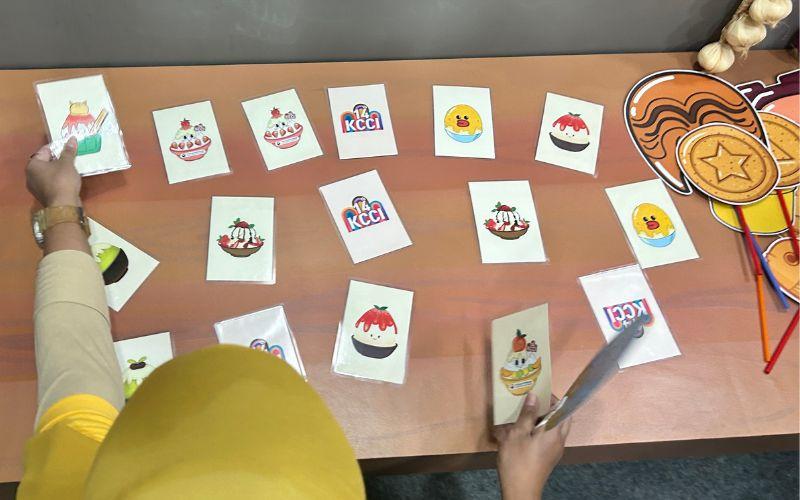 Permainan mencocokkan gambar bingsu dimainkan secara berkelompok. 