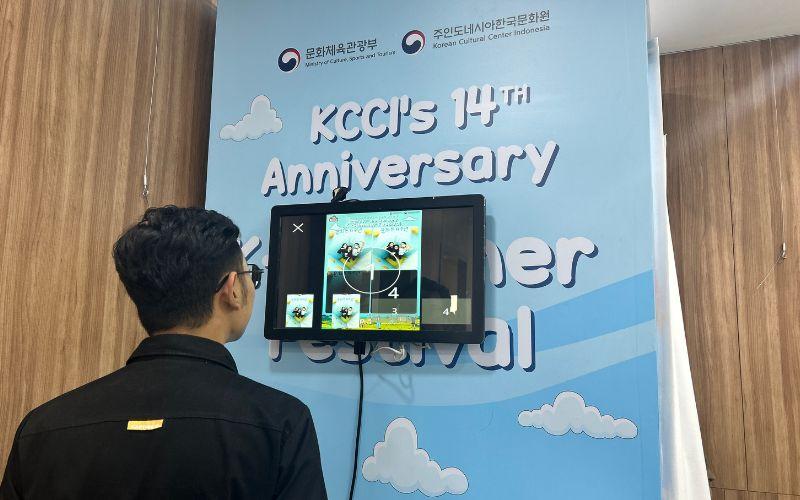 Peserta berfoto di hi-angle photobooth yang disediakan KCCI. Di sini, para peserta dapat mengabadikan momen dari sudut atas 45 derajat. 