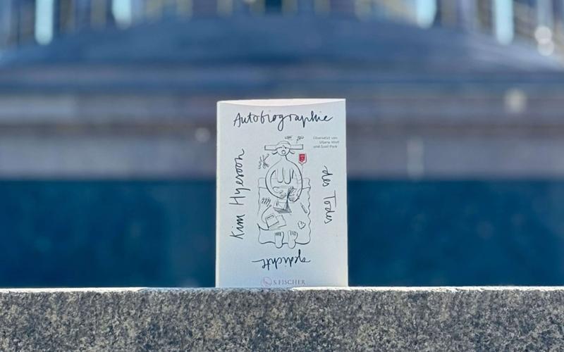 Buku puisi berjudul Autobiografi Kematian karya Kim Hyesoon meraih Penghargaan Sastra Internasional dari HKW (Haus der Kulturen der Welt) di Jerman.  Foto di atas adala Autobiografi Kematian versi bahasa Jerman. (laman resmi HKW)