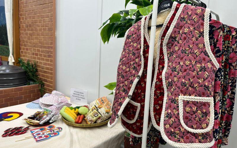 Setelan baju petani khas Korea dapat dicoba oleh para peserta sebagai bagian dari pengalaman budaya musim panas di pedesaan Korea yang diperkenalkan KCCI. 