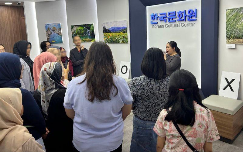 Para peserta mengikuti permainan XO (benar-salah) di lobi KCCI untuk menjawab pertanyaan seputar musim panas di Korea secara interaktif. 